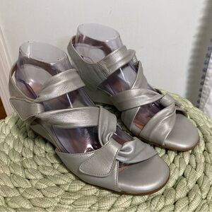 NWOB BeautiFeel Tulip Metallic Silver Leather Wedge Comfort Sandal